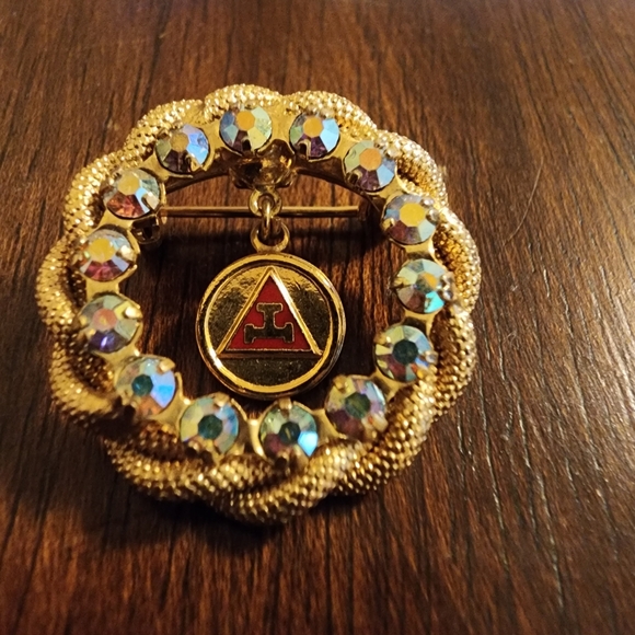 Vintage Daughters of Rebekah Masonic charity circle pin with aurora borealis - Picture 1 of 5